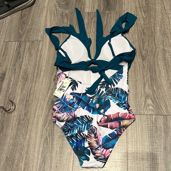 NWT WOMENS ONE PIECE SUPER CUTE! SIZE MEDIUM - Picture 2 of 2